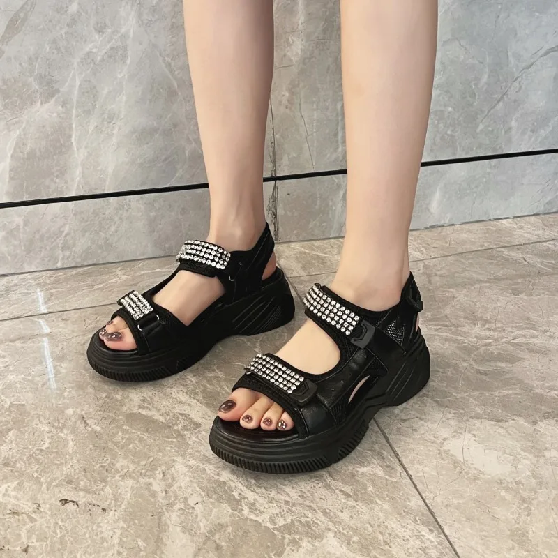 

Сандалии женские на высокой платформе 10 см, модные блестящие уличные босоножки на танкетке, повседневные шлепанцы с пряжкой, пляжные тапочки, лето 2023