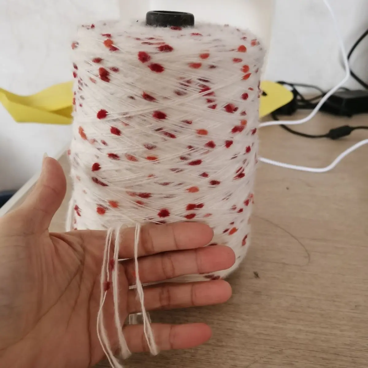 In Primo Piano Filato Palla Arcobaleno Zucchero Filato Di Fagioli Tessuto A Mano Maglione Cappello Cappotto Sciarpa Tessuto A Mano Cablaggio Colorato 