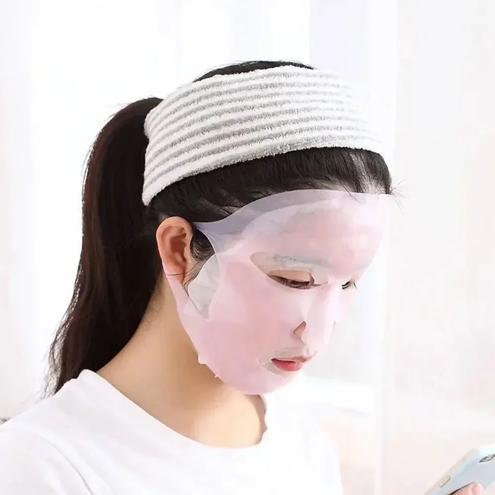 Masque réutilisable en silicone pour visage porté par une personne, avec les sangles ajustées derrière la tête.