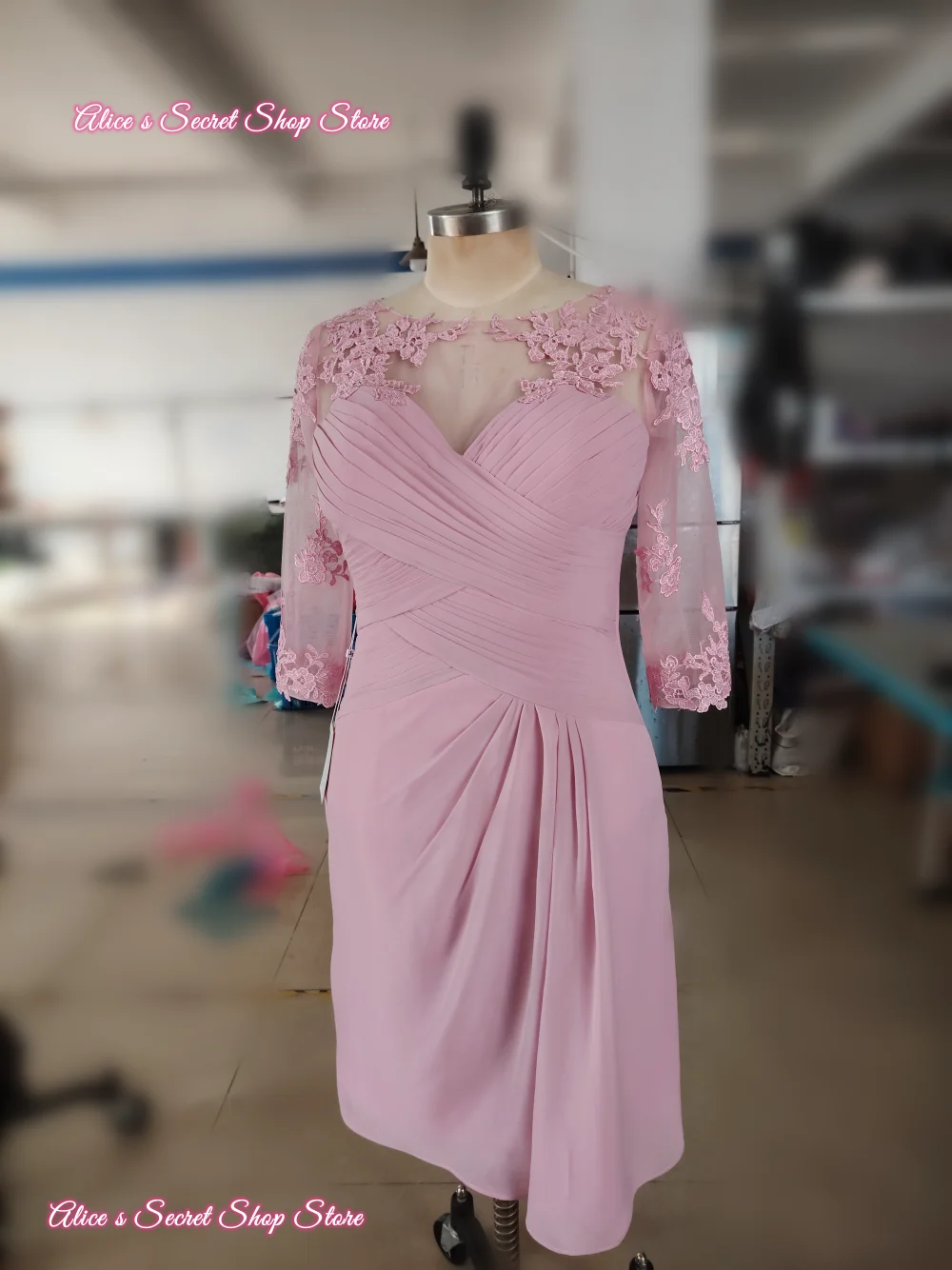 Elegant Gossamer Half Sleeve Mother of the Bride Dress O-Neck Appliqued Short Wedding Guest Prom Formal Dress