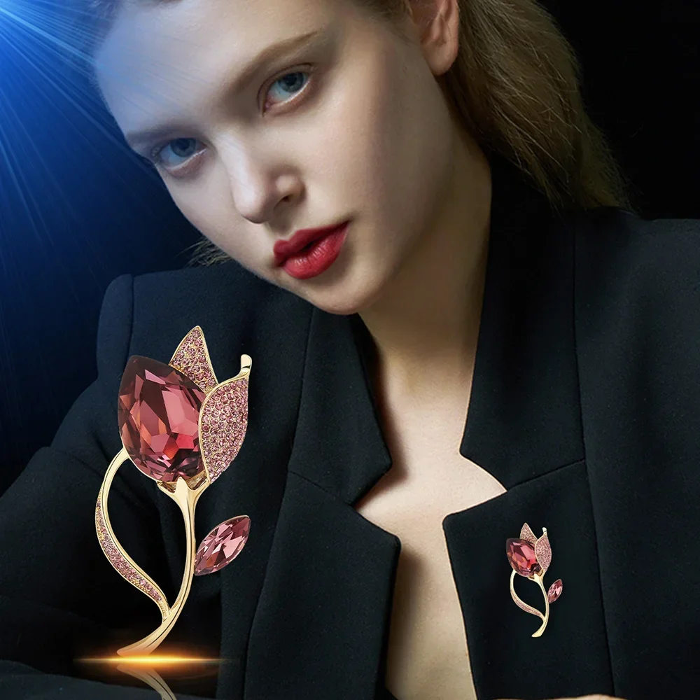 

Simple Pearl Crystal Rose Brooch Korean Version New Fashionable Knitting Elegant Rose Suit Brooch Wholesale By Manufacturers