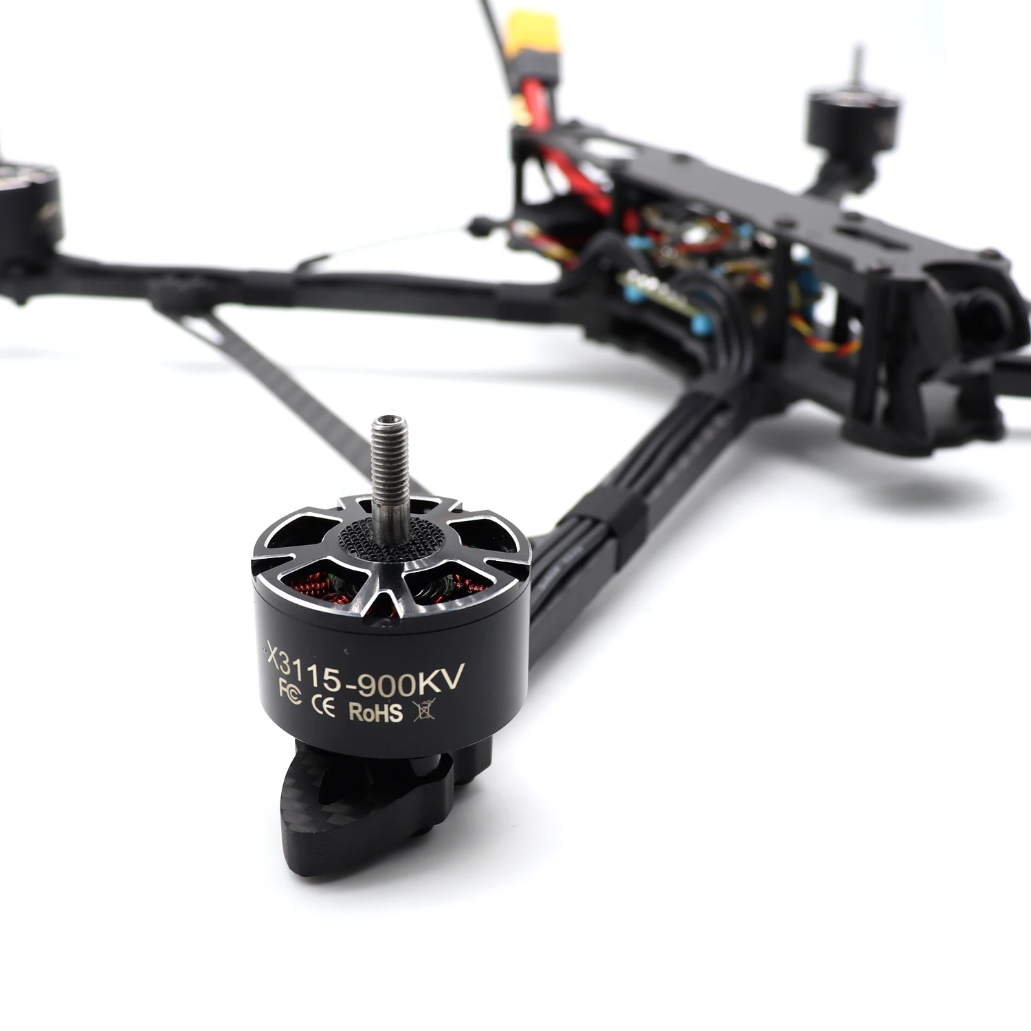 Gros plan sur le moteur 3115 900KV du MARK4 V2, avec dissipateur thermique et hélices, prêt pour le vol FPV