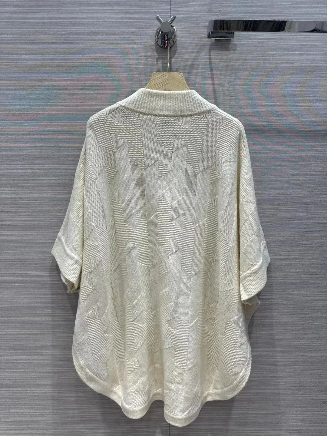 

2023 autumn and winter new fashion temperament leisure V-neck cashmere cloak