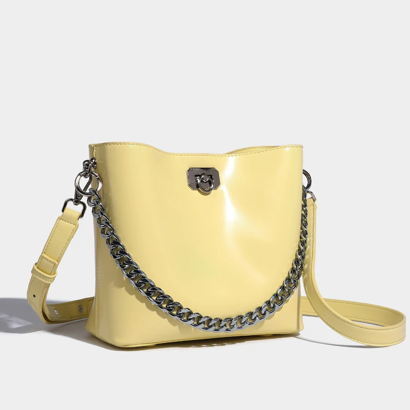 thumbnail image 1 of Bolsos de moda tipo cubo para mujer, bolsos y carteras de diseñador de lujo, novedad de 2023, bolso de hombro con correa de cadena gruesa y cierre de PU, 1 of 5