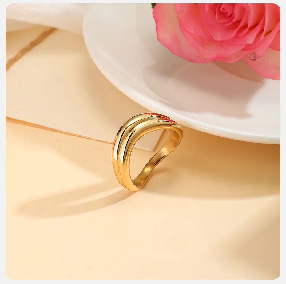 Vnox Hochglanzpolierter geometrischer Ring aus Edelstahl, wasserdicht vergoldet, minimalistische Wellenform, glatter Fingerschmuck, Hochzeit – Detail 7