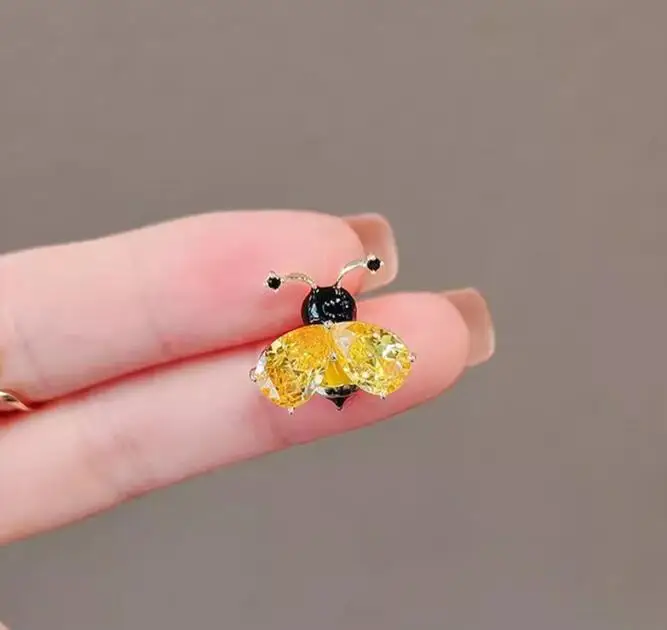 Cute Yellow Red Crystal Little Bee Mini Brooch For Women Kids Gold Color Insect Suits Accessories Exquisite Jewelry Gifts