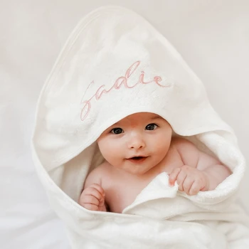 Accappatoio per bambini personalizzato Tinta unita Mantello da bagno ad asciugatura rapida Velluto corallo con cappuccio Nome ricamato Asciugamani da bagno per bambini 1