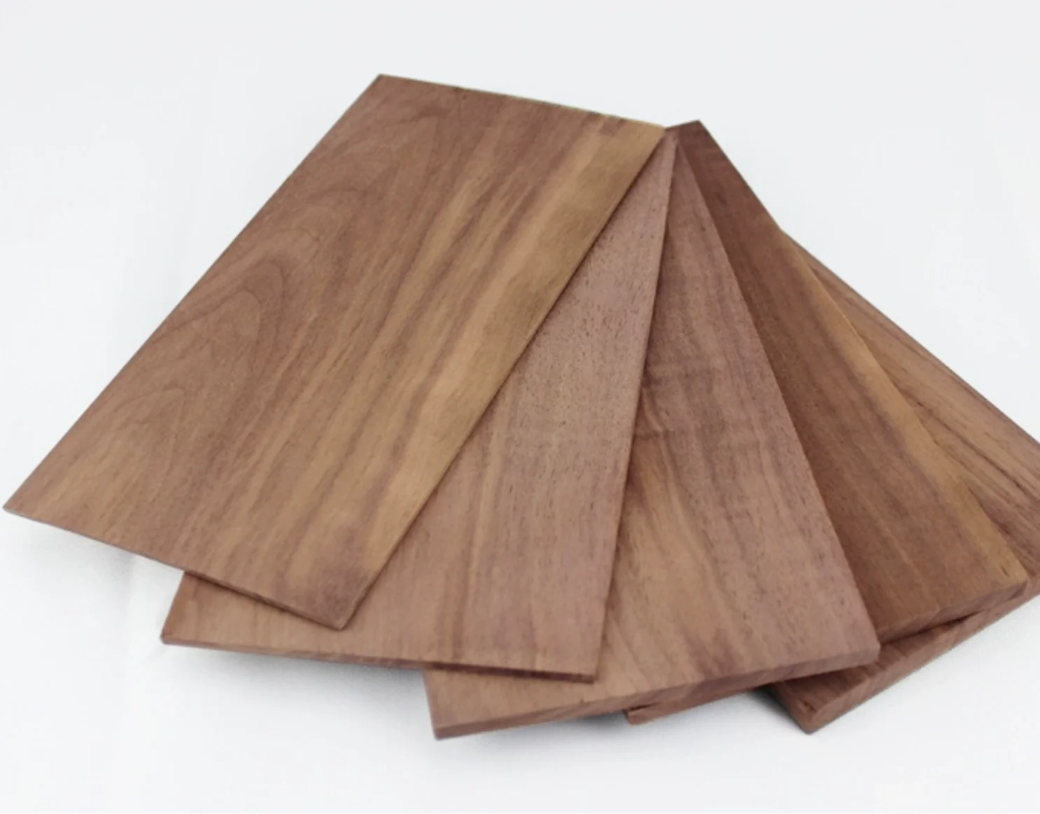 PLANCHES LES ESSENCES Planche à découper en noyer 29 cm – Guy