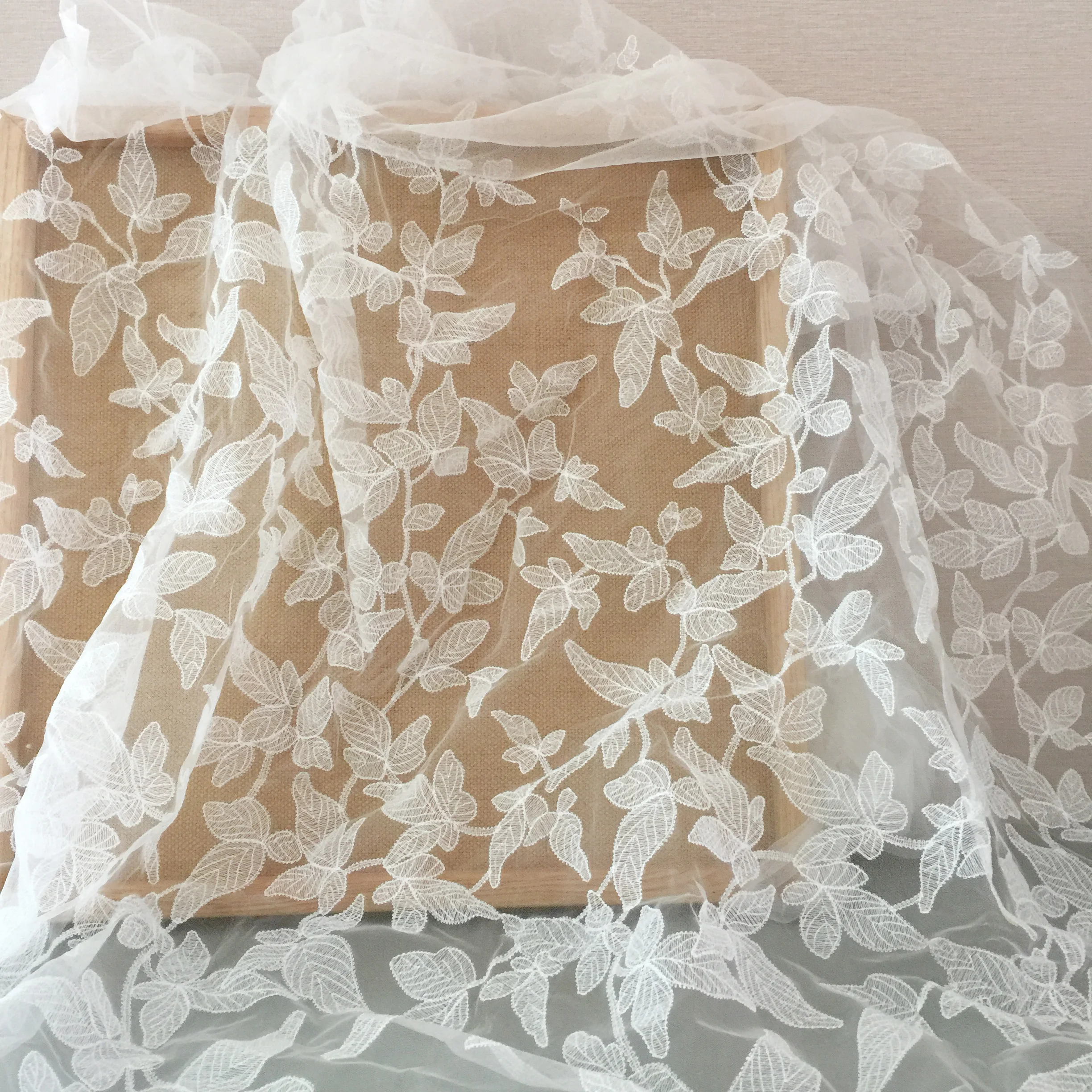 1 Yard Elfenbein Exquisite Alençon-Spitze Stoff mit Blatt Muster Floral Emrboidery Stoff für Hochzeit Kleid, Spitze Caps – Detail 7