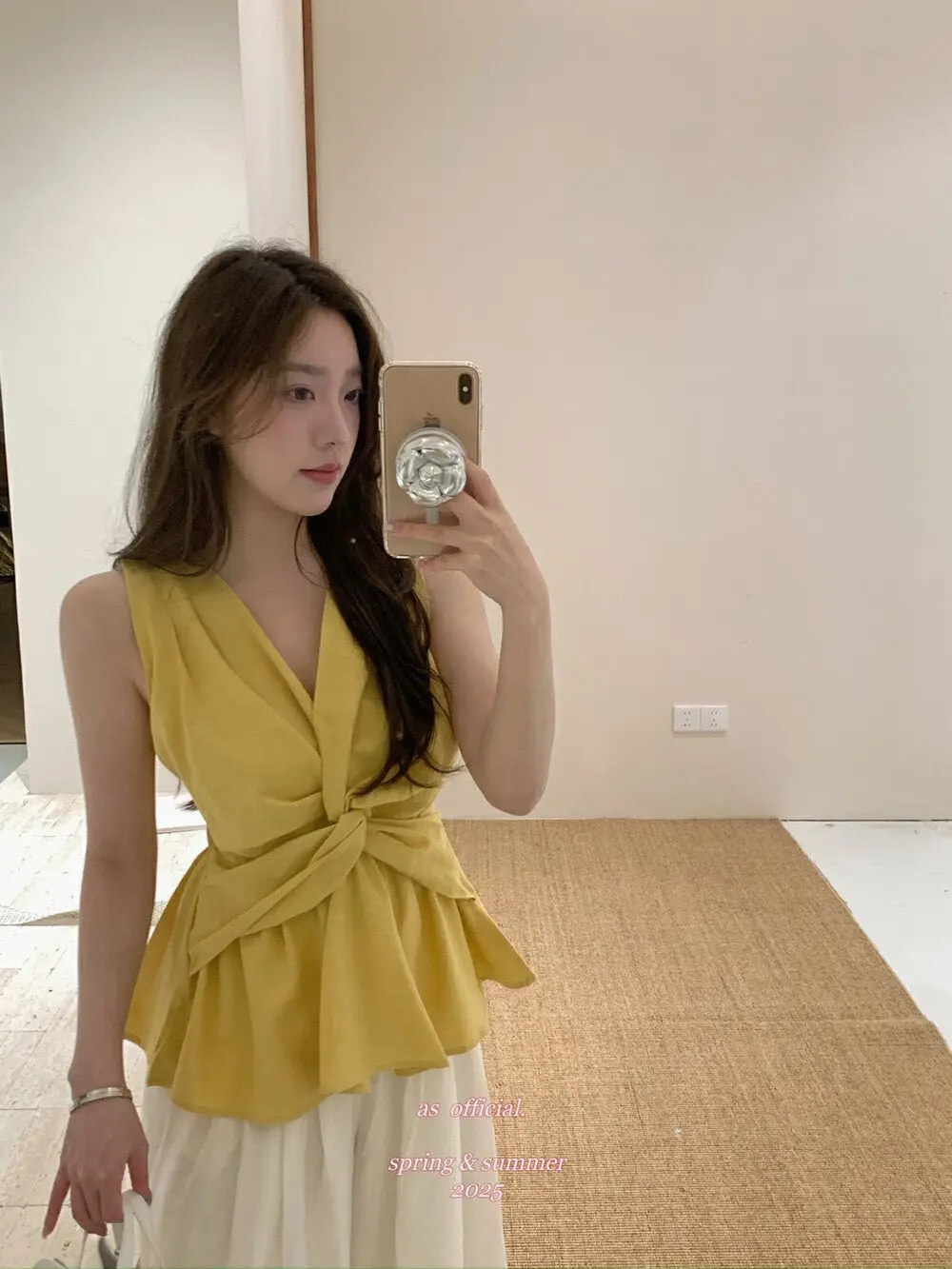 Designer Twist Knot V-neck Vest for Women 2025 Summer New Resort Style Niche Slim-fit Unique Sleeveless Top image