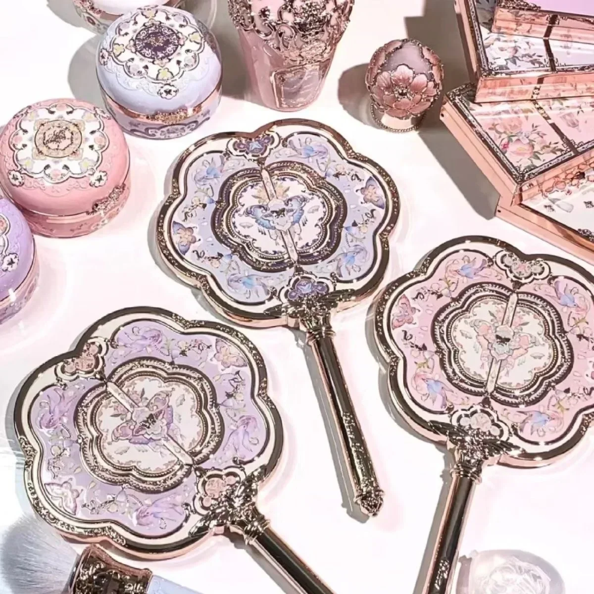 꽃은 쉘의 보석 나비 구름 어깨 거울을 들고 있는 민족 스타일 클래식 공주 거울을 알고 있습니다