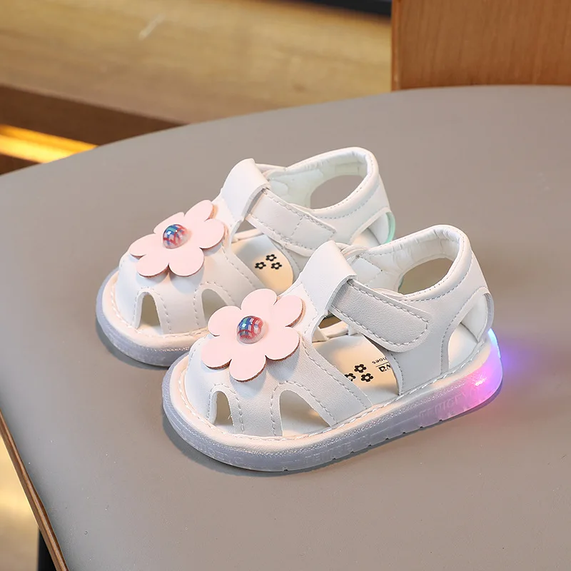 Girl Shoes Light Up Sandal Summer New Soft Sole Baby Walk Shoes