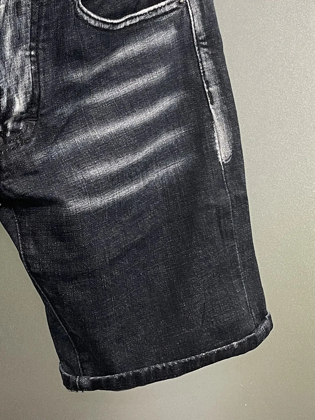 2024 Spring/Summer New D2 Jeans Trendy Men's Washed Worn Hole Patches Painted Slim Fit White Denim Shorts Men's