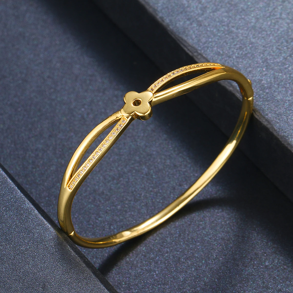 2024 Autumn and Winter New cCub Zircon Four-Leaf Flower Staggered Bracelet for Women Office party Friend Gift Jewelry 3