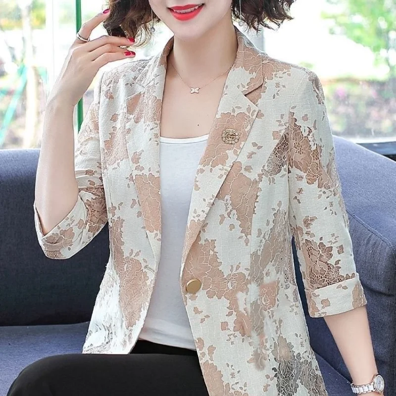 Mom's Spring Summer New Small Suit Coat Fashionable Upscale Lace Hollow Button Pocket Splicing Casual Versatile 3/4 Sleeve Coat