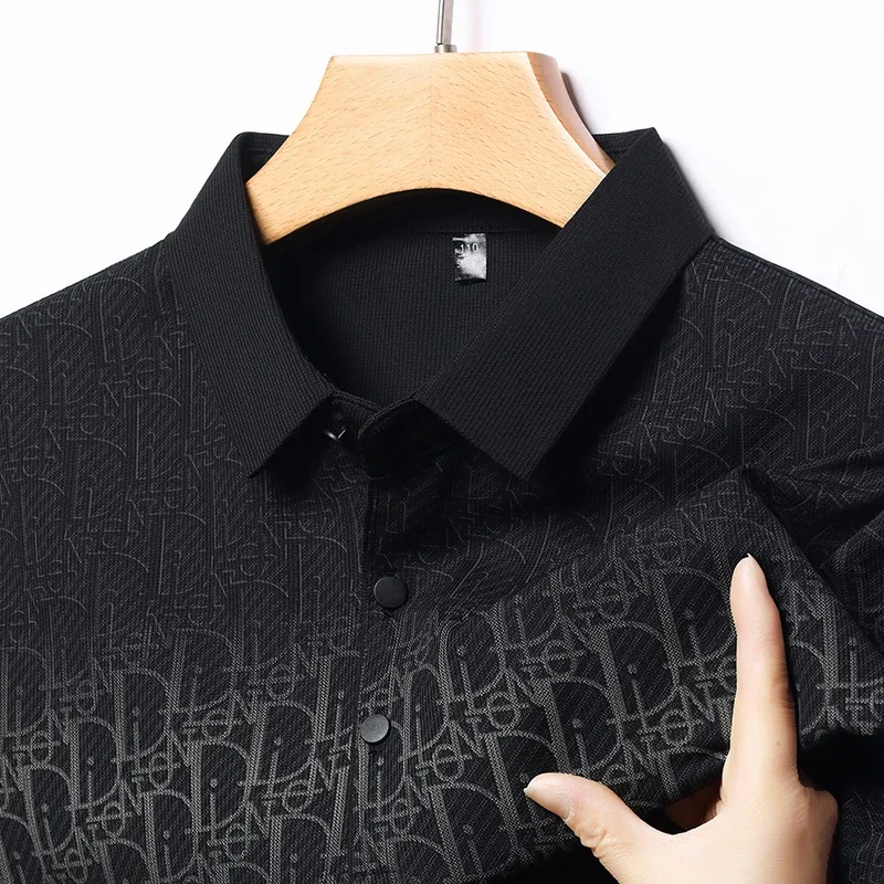 Polo da uomo con risvolto jacquard a lettere, abbottonatura a tinta unita, manica corta in rete traforata, traspirante, per uso quotidiano e lavoro - immagine 4
