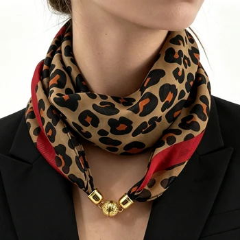 Écharpe à boucle magnétique imprimée léopard, écharpe carrée fine en mousseline de 60 cm, écharpe décorative à fixation rapide et facile à porter