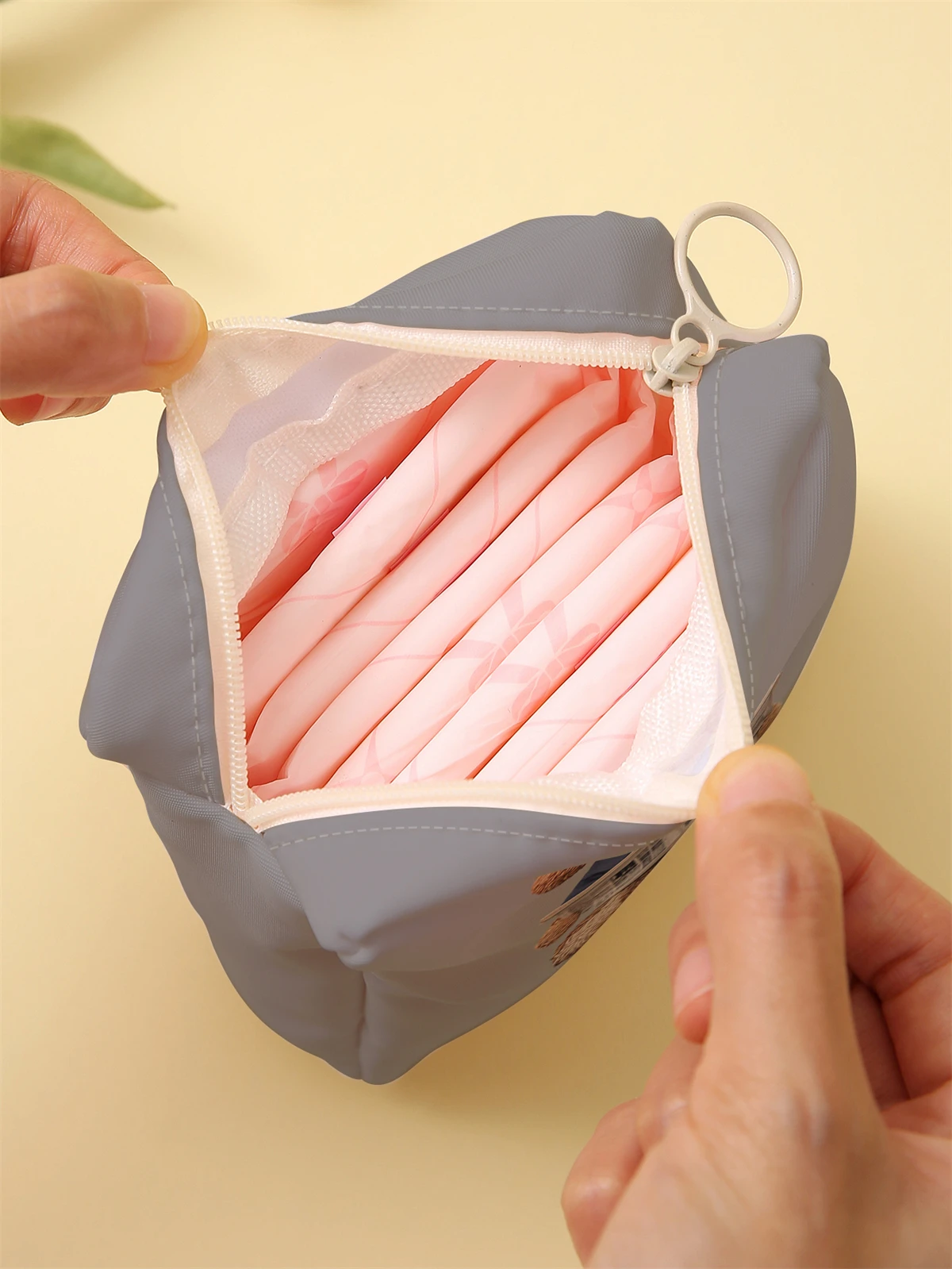 Teddy bear printed sanitary napkin storage bag, women's lightweight tissue bag, sanitary tissue bag