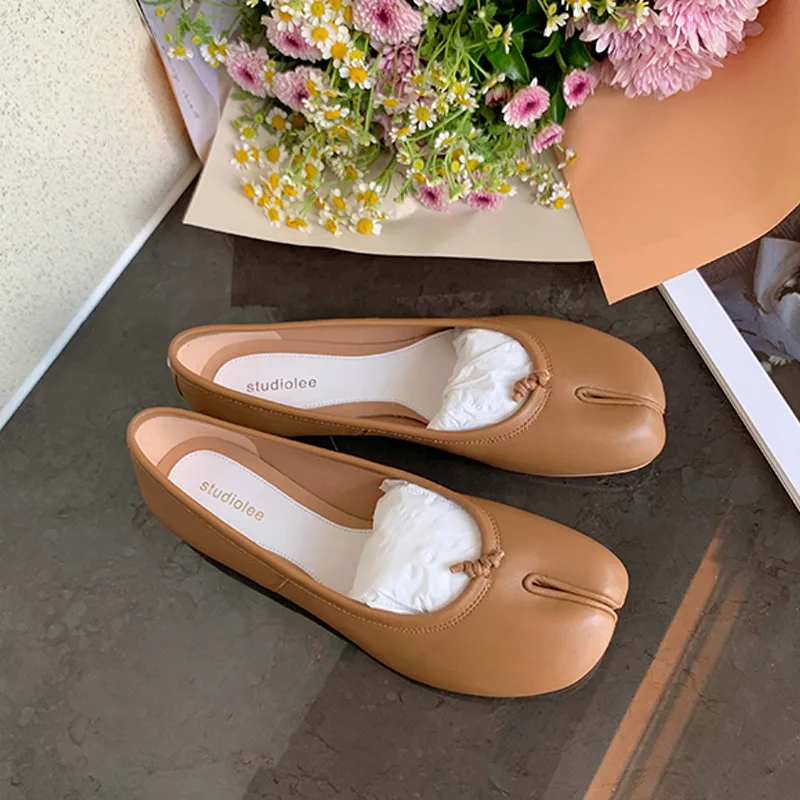 Cute Split Toe Pig Trotters Single Shoes Soft Leather Shallow Mouth Flat Shoes Casual and Comfortable To Step On