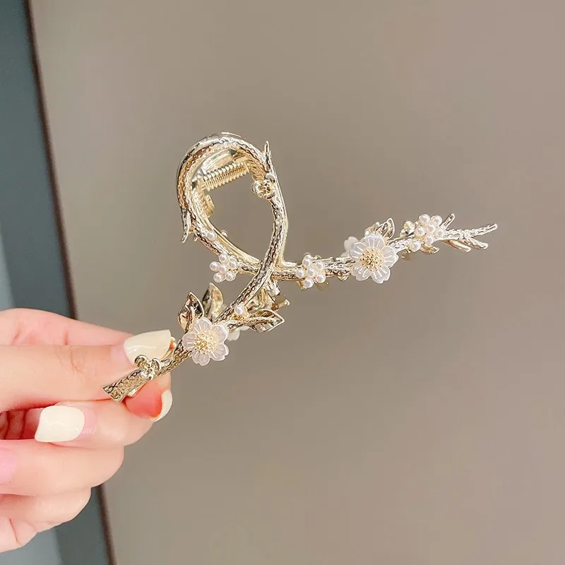 

Exquisite Pearl Flower Hair Claws Women Simple Elegant Hair Clip for Girls Gentle Temperament Shark Crab Clips Hair Accessoires