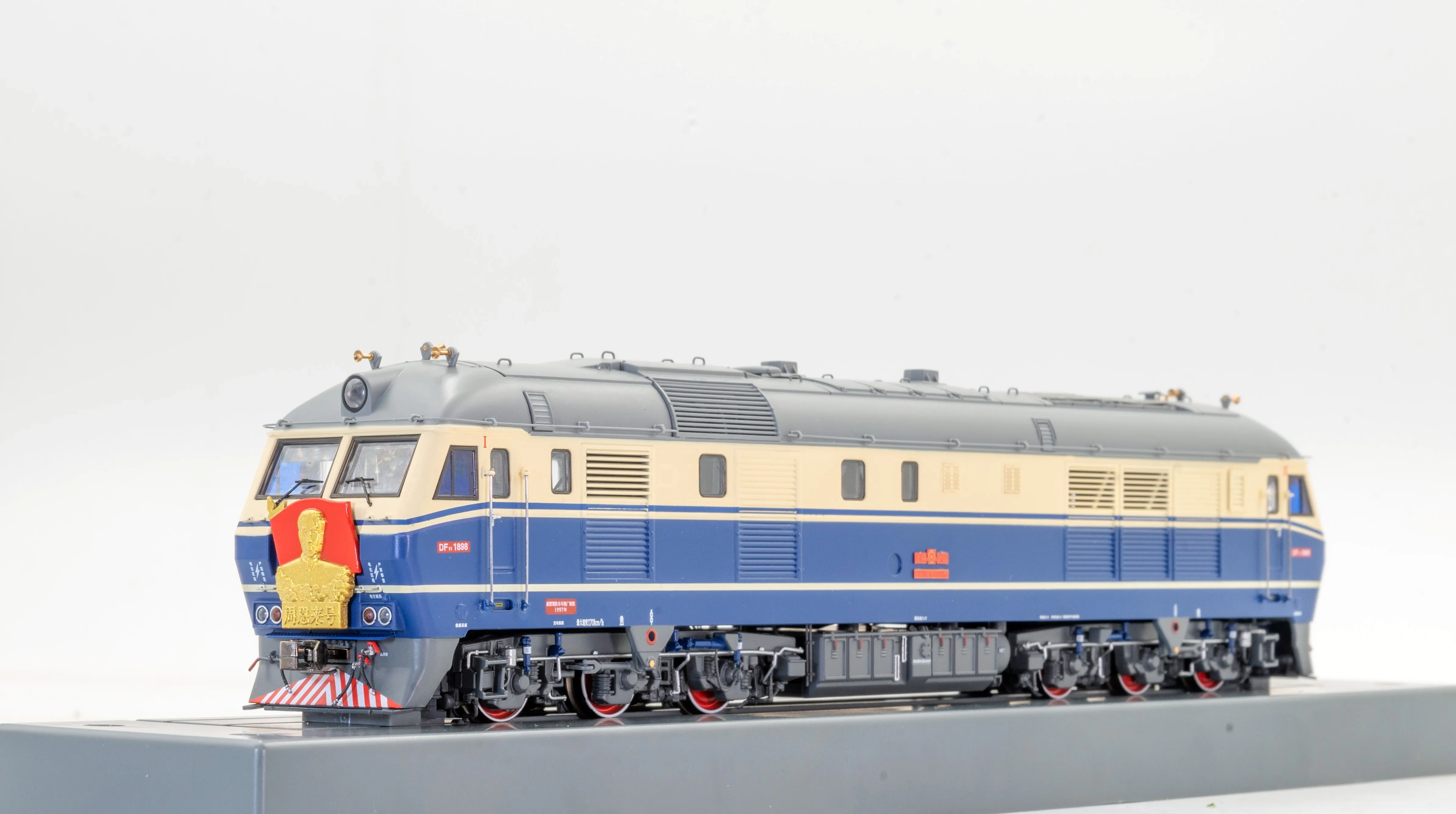 Train Model HO Scale 1:87 Dongfeng 11 Diesel Locomotive DF11
