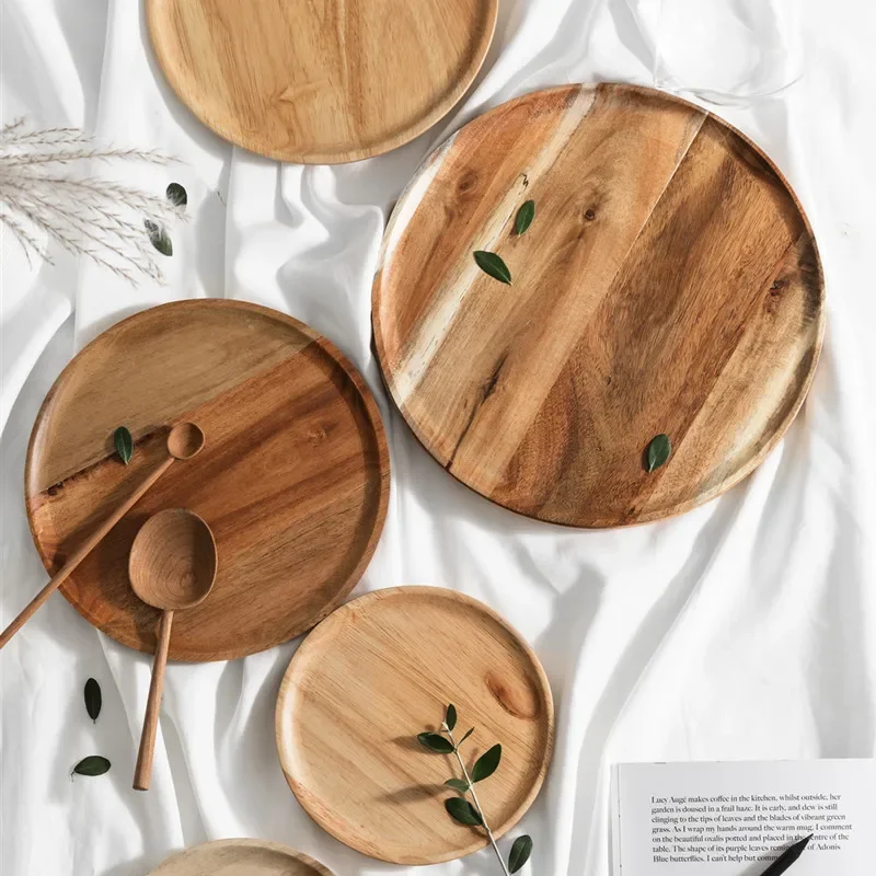 Des assiette artisanales en bois