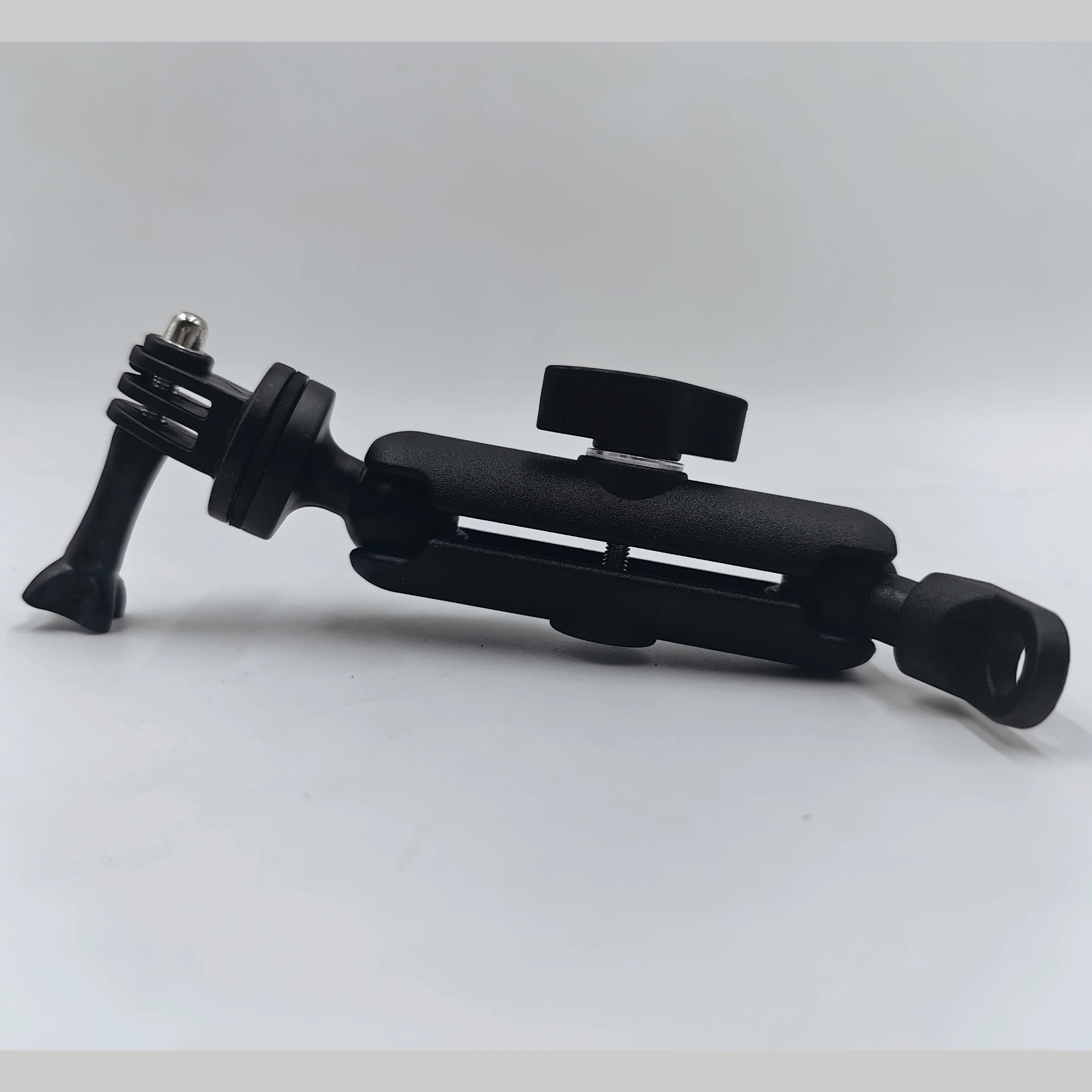 DJI action cam fixée sur un support universel pour guidon de moto