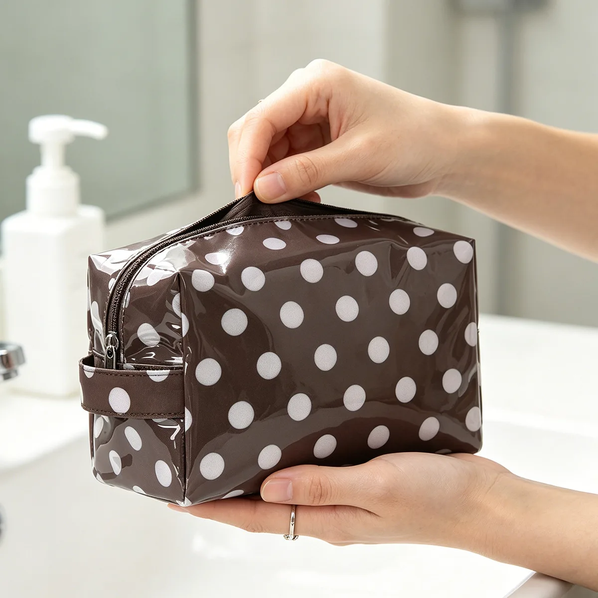 Borsa per il Trucco Vintage a Pois con Manico, Borsa a Pois Bicolore in PVC Impermeabile, Organizer da Viaggio Compatto - immagine 4