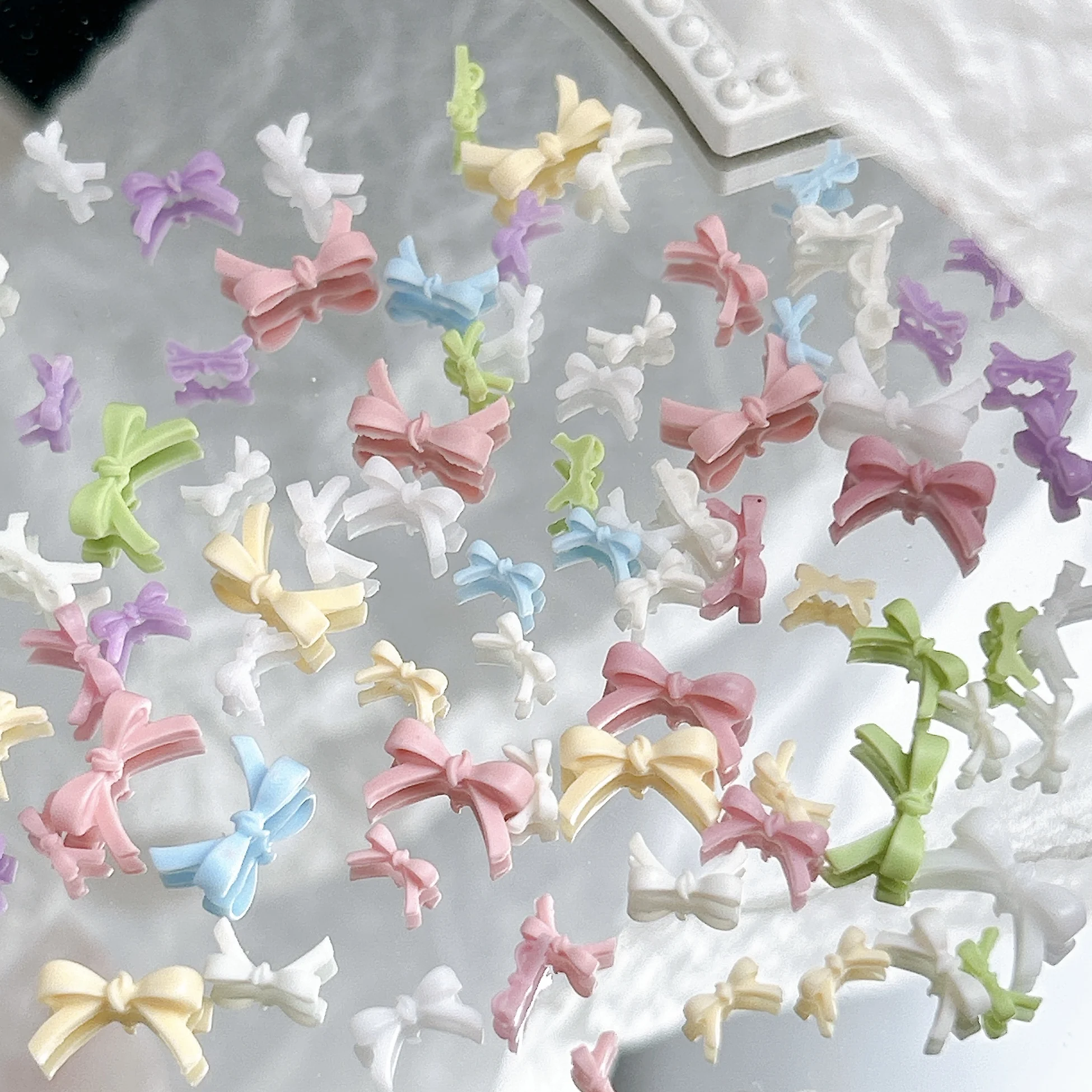 60PCS 여러 색상 미니 수지 Bowknots 네일 매력 3D 미니멀리스트 귀여운 라인 활 DIY 달콤한 매니큐어에 대한 네일 아트 장식