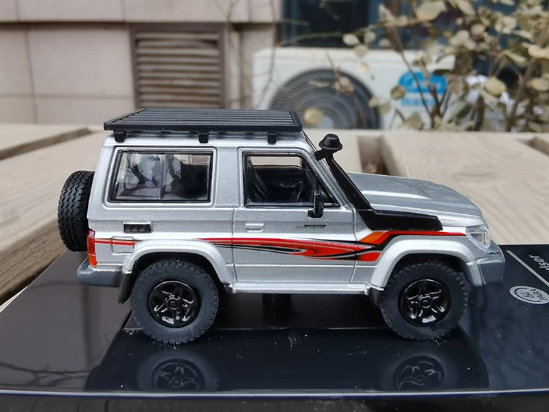 ダイキャスト 1/64 サイズトヨタモデルカーランドクルーザー 70