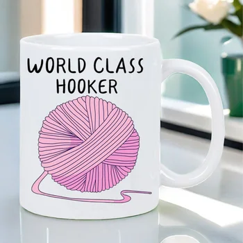 Tazza in ceramica da caffè in filato rosa Hooker World Class - Tazza bianca realizzata a mano con testo nero e design in filato, regalo perfetto per lavorare a maglia 1