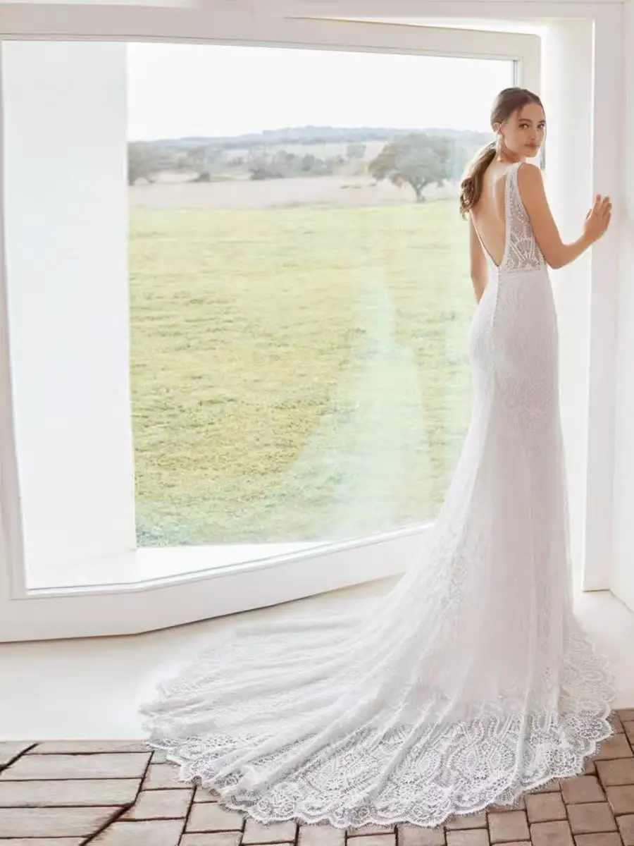 Customize V-Neck Lace Backless Small Train White Light Wedding Dress Unique Design Simple and Elegant Evening Dress