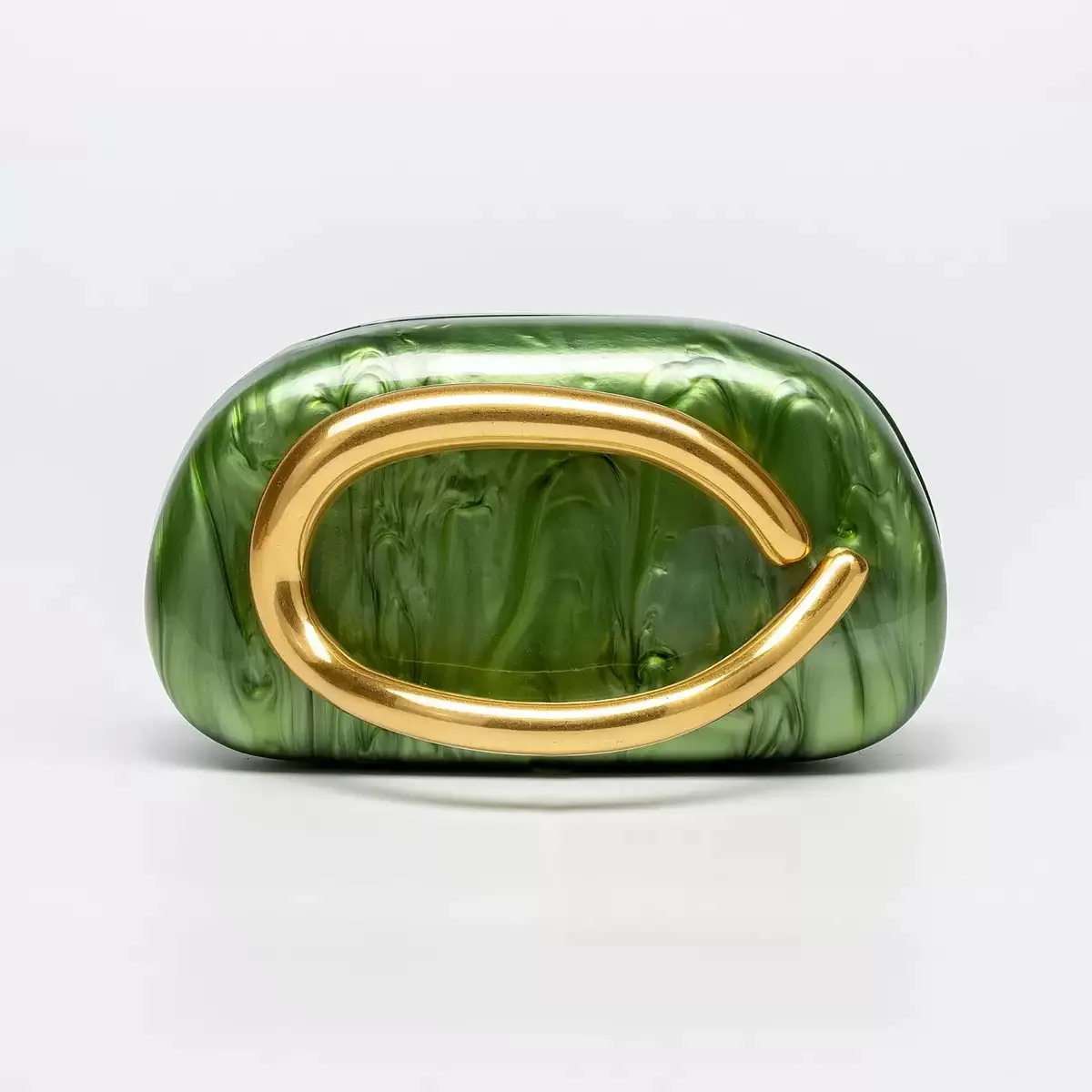 حقيبة صندوقية بتفاصيل معدنية، مصممة كحقيبة كتف كرو...