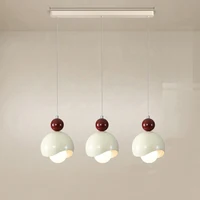 Chambre à coucher moderne de style crème avec éclairage d'ambiance longue portée dans la salle à manger. Petite lampe suspendue réglable en hauteur. 3