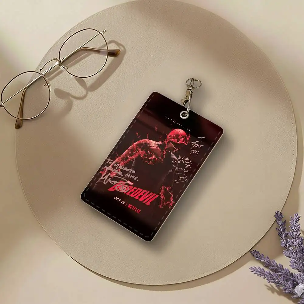 Movie D-DaredevilS Kartenhalter aus PU-Leder, Anti-Verlust-Schutzhülle für Studentenausweise, Campus-Zugangskarten, Schlüsselanhänger – Detail 2