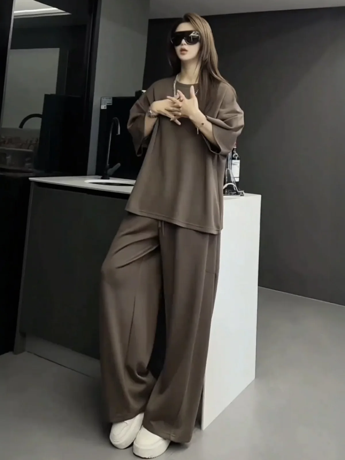 여름용 얇은 레이온 캐주얼 스포츠 슈트 남녀 공용 단색 라운드넥 반팔 긴바지 투피스 세트 커플룩