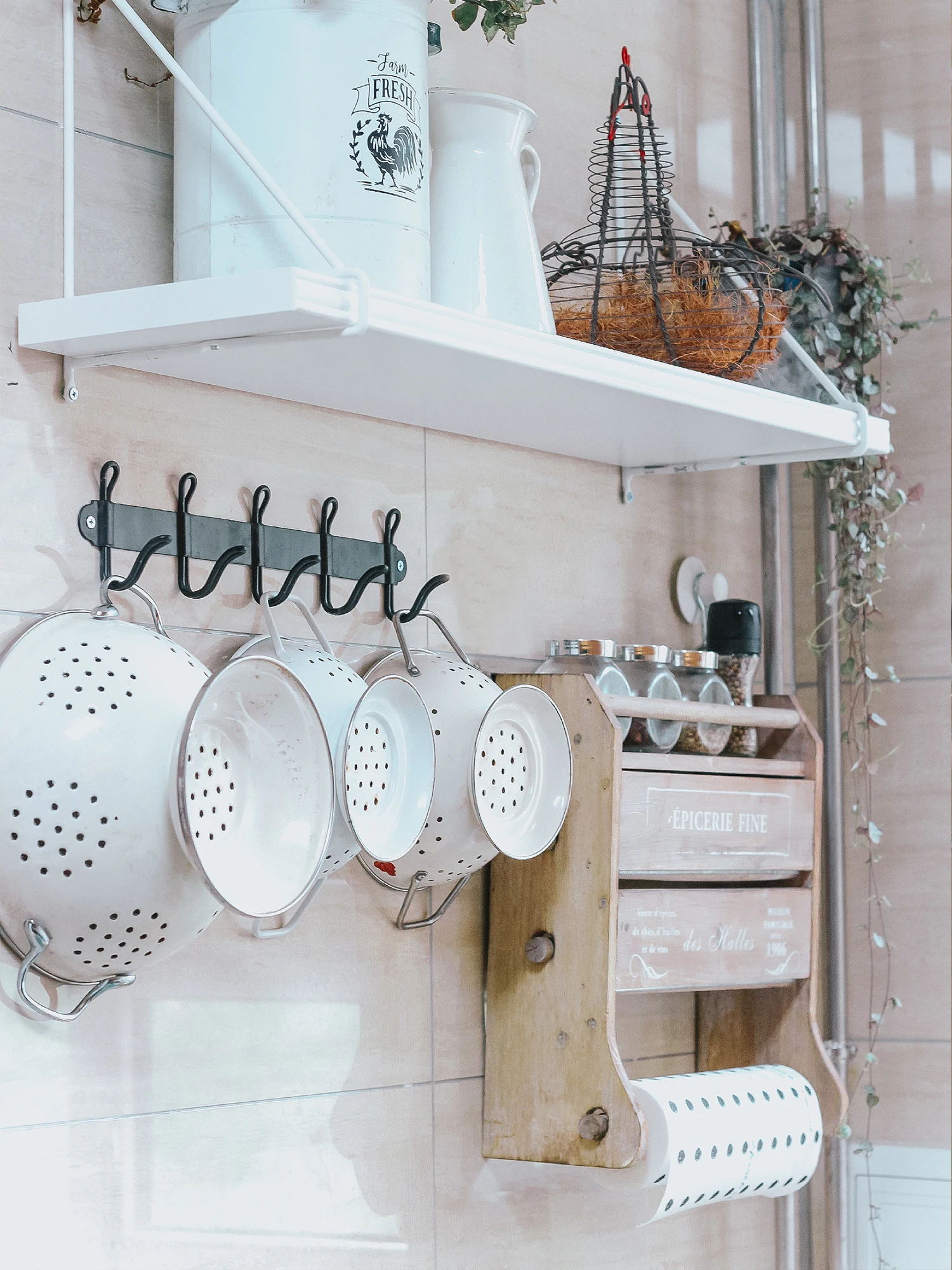Versatile Wood Kitchen Organizer: Spice Rack, Paper Towel Holder, Wrap Cutter, Aluminum Foil and Film Dispenser With French Text