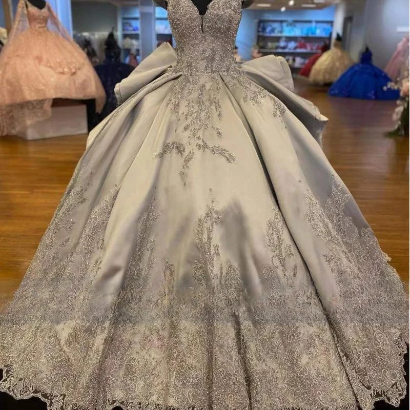 

Silver Quinceanera Dresses Satin Beading Sequined Appliques Sweetheart Luxury Sweet Princess Ball Gown Vestidos De 15 Años