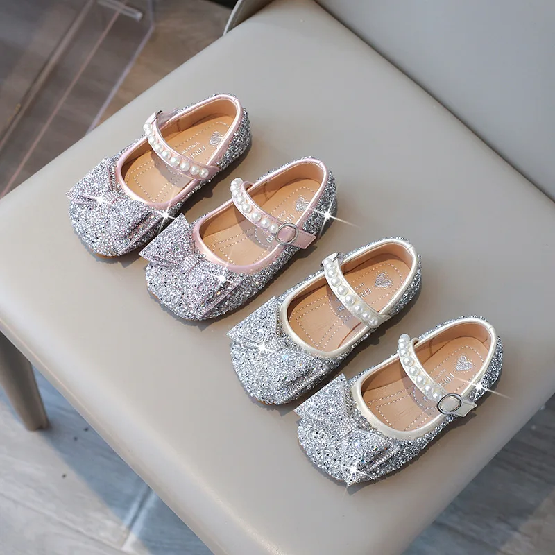 

Кожаные туфли для девочек принцессы 2024 модные блестящие детские свадебные туфли на плоской подошве Роскошные детские туфли с жемчужинами и бантом Туфли Мэри Джейн
