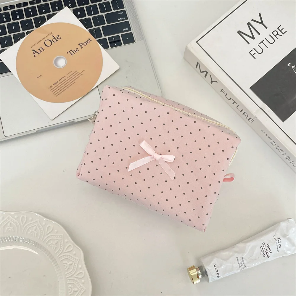 Borsa per il Trucco a Pois con Fiocco, Organizer Cosmetico Grande Capacità Colore Macaron, Pochette Portatile per Skincare e Viaggi - immagine 4