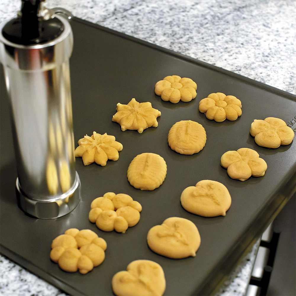 Christmas Spritz Cookie Press Gun and Icing Set Alloy Churro Maker Cookie Maker With 20 Discs 4 Pastry Tip Biscuit Mold Tool 063