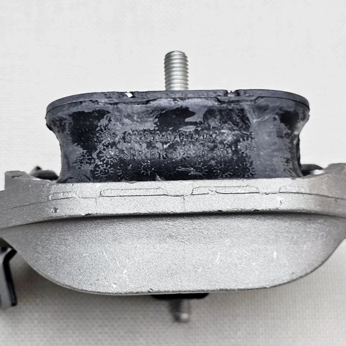 Rubber Engine Mount Gearbox Mount Transmission A4920 9925 EM-7202 8K0399151 8K0399151AJ for Audi A4 A5 A8 Quattro S8 R8