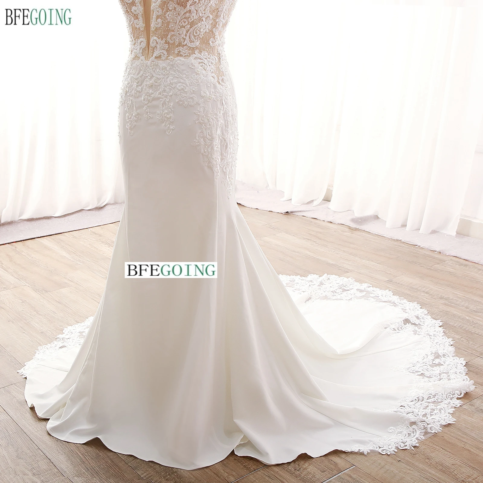 Luxurious Lace Appliques Beading Mermaid /Trumpet Wedding Dresses Chapel Train Custom Made Floor-Length V-Neck Spaghetti Straps