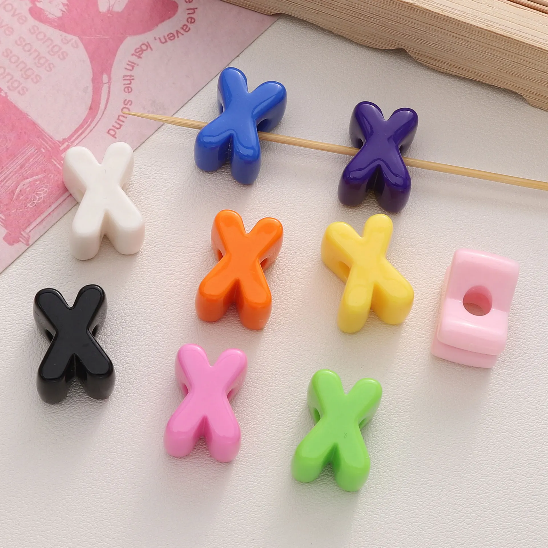 10 Stück mehrfarbige Acryl-Buchstabenperlen mit großem Loch für Kinder, zum Basteln, als Alphabet-Abstandshalter für DIY-Halsketten und Schmuckzubehör – Detail 4