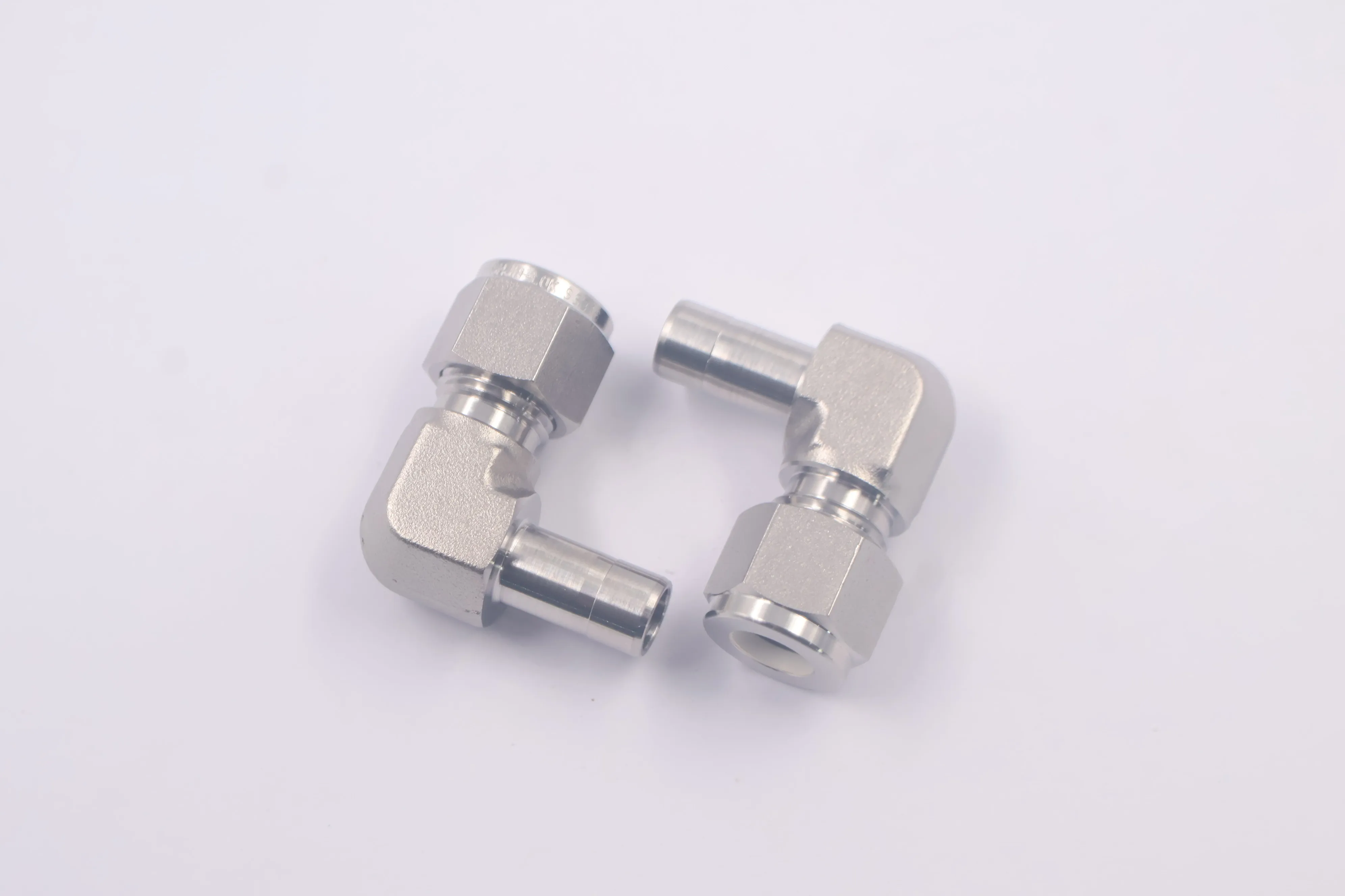 SS-600-2R-6, Stainless Steel Tube Fitting, Tube Adapter Elbow, 3/8 in. OD, Can Combination with Swagelok