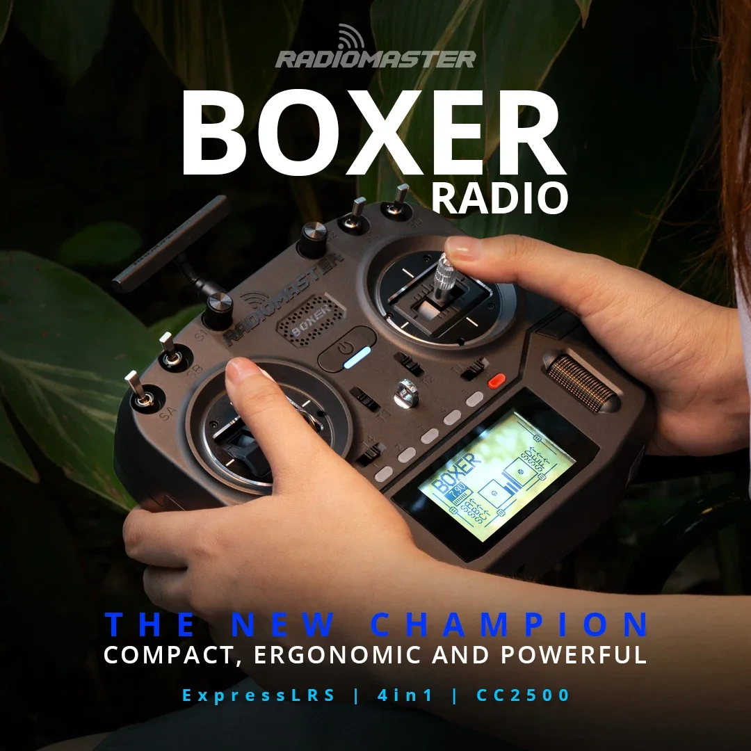 Radiocommande Radiomaster Boxer M2 pour simulateur RC, vue de côté avec poignée ergonomique.