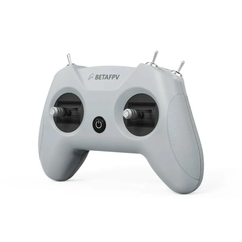 Gants FPV antidérapants portés par un pilote de drone, assurant confort et contrôle lors des vols en immersion.