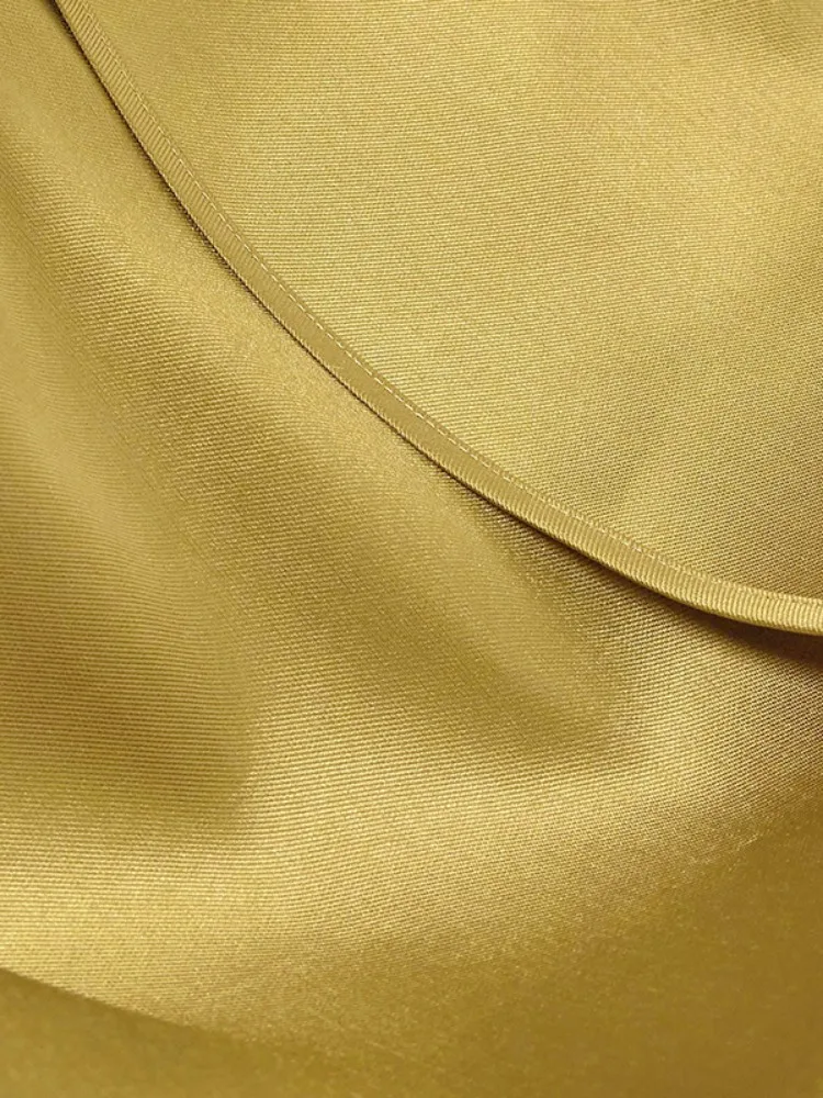 فستان أنيق باللون الذهبي