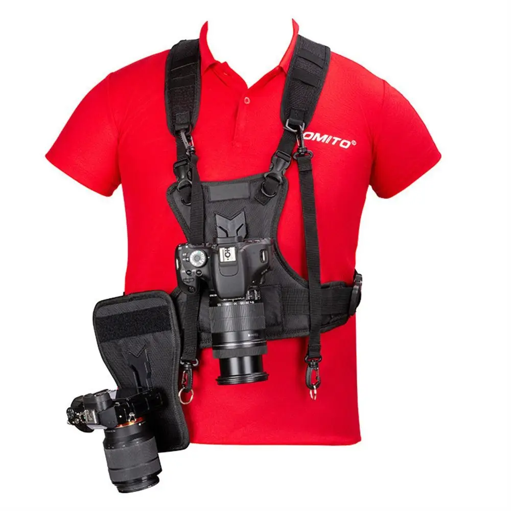 Gros plan sur le harnais de poitrine pour appareil photo montrant les boucles de réglage et les attaches métalliques pour deux caméras.