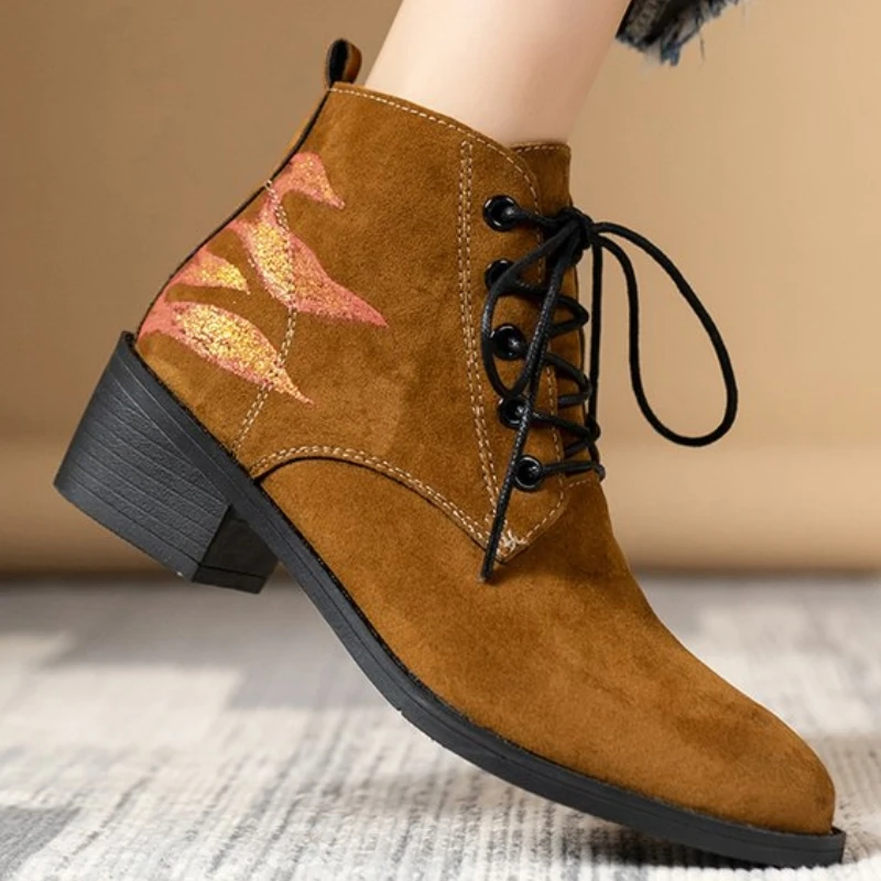 

Женские замшевые ботильоны челси 2023, ботинки с острым носком, зимние новые ботинки на среднем каблуке, женские модные зимние туфли на шнуровке